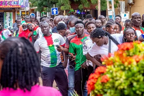 جولة تحت الأمطار وحضور جماهيري مبكر.. أجواء ما قبل مباراة مصر أمام بوركينا فاسو